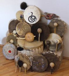 an arrangement of musical instruments sitting on top of a wooden floor next to a wall