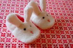 Bunny Baby slippers #slippers #sewingforbaby Easter Sewing Craft pattern and Tutorial #Easter #freesewingpatterns #sewing #bunny This pattern was featured on Craftgossip.com and reviewed by our Sewing Editor. Bunny Slippers, Crafts Sewing Patterns, Bunny Doll, Baby Bunny, Homemade Baby, Bunny Crafts, Baby Slippers, Themed Crafts, Baby Bunnies