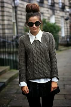 grey sweater over shirt | fall autumn style Mode Tips, 일본 패션, Ray Ban Wayfarer, Preppy Fall, Ray Ban Aviator, Estilo Preppy, Looks Street Style, Outfit Trends, Mode Inspiration