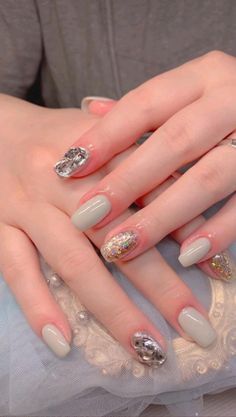 Nail Art Elegant Classy, Spring Nail Color Ideas, Fashion Through The Years, Spring Nail Color, Elegant Touch Nails, Minimal Nails Art, Nail Color Ideas, Gel Toe Nails, Beauty Hacks Nails