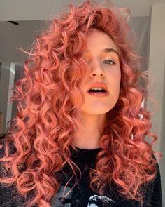 Red Hair Colour, Pink Curly Hair, Curly Hair Color Ideas, Brunettes Balayage, Curly Hair Color, Peach Hair, Ginger Hair Color, Hair Girls, Colored Curly Hair