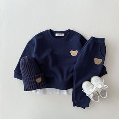 Outfit includes Sweatshirt, pants, hat and shoes. Let your baby live in style! Toddler Fall Fashion, Toddler Sweater, Cool Baby, Toddler Fall, Embroidery Hoodie, Girls Fall Outfits, Sweatshirt Set, Stylish Jackets, Tracksuit Set