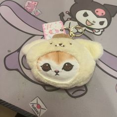 a keychain with a cat face on it