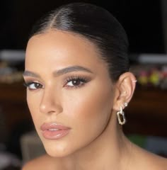 Slight Smokey Eye Make Up, Bridal Makeup For Mexican Women, Beach Wedding Bride Makeup, Soft Glam Make Up Brown Eyes, Simple Wedding Makeup Brown Eyes, Make Up Wedding Natural Brown Eyes, Subtle Glam Makeup Brown Eyes, Natural Bridal Makeup Brown Skin, Neutral Bridesmaid Makeup Brown Eyes