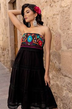 This Beautiful Strapless Dress boasts a Traditional Mexican floral design combined with a modern style dress.  The corrugated skirt combined with the strapless embroidered top makes it fun and flirty.  It's made out of fine Mexican corrugated cotton and has elastic on the back for a tighter fit. It has lace details throughout.  This dress is handmade and completely hand embroidered by Mexican Artisans in Puebla, Mexico. More available dresses here: https://www.etsy.com/es/shop/SoleiEthnic?ref=se Bohemian Maxi Dress With Floral Embroidery For Party, Bohemian Embroidered Floral Dress For Party, Bohemian Floral Embroidered Dress For Party, Bohemian Embroidered Dress With Floral Detail For Party, Bohemian Strapless Dress For Vacation, Bohemian Sleeveless Mini Dress With Floral Embroidery, Strapless Bohemian Mini Dress For Beach, Bohemian Multicolor Sleeveless Embroidered Dress, Bohemian Black Maxi Dress With Floral Embroidery