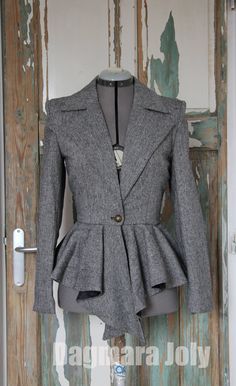 Elegant  jacket, made of beautiful tweed is must have in every women's wardrobe. Features: -fabric - dark gray tweed -lining -bemberg ( natural fibre) -assymetrical peplum -deep collar -peplum at the waist -Length back approx 60cm, front 75 cm MADE TO MEASURE AND ORDER IN FRANCE- please choose your standard size, after purchase i will contact with you to get your exact measurements for perfect fit. The model on the photo is 5"6 ft tall, and wears size S. Grey Blazer Women, Business Clothes, Knife Pleat, Slim Fit Blazer, Peplum Blazer, Elegant Jacket, Peplum Jacket, Grey Tweed, Slim Fit Blazers