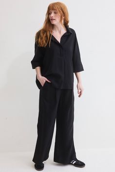 These trousers offer a sophisticated silhouette that is perfect for any dressy event or professional setting. Elevate your attire with its timeless style and exceptional comfort, making a polished statement with every step. Relaxed Fit Wide-leg Dress Pants For Workwear, Black Trousers For Daywear, Black High-waisted Pants For Daywear, Black Relaxed Fit Wide Leg Pants For Daywear, Relaxed Fit Pants For Work, Black Pants With Pockets For Daywear, Black Casual Pants With Pockets, Black Wide Leg Pants For Daywear, Black Wide Leg Pants For Spring Daywear