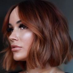 7 tipos de tinte castaño cobrizo que son irresistibles esta temporada | Glamour Very Dark Brown Hair Short, Dark Auburn Hair Short, Dark Ginger Short Hair, Short Dark Copper Hair, Short Copper Brown Hair, Short Red Brown Hair, Dark Ginger Hair Color, Dark Brown Copper Hair, Copper Short Hair