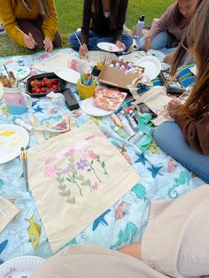 Painting Birthday Party Ideas For Adults, Summer Birthday Activities, Cute Beach Activities, Things To Do W Friend, Picnic Birthday Party Activities, Cute Party Activities, B Day Activities, Fun Girly Activities, Cute Crafts With Friends