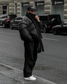 Black Puffer Men Outfit, New York Poses Photo Ideas Men, Nyc Winter Outfits Men, Black Winter Outfits Men, Men Puffer Jacket Outfit, Black Puffer Jacket Outfit Men, Men’s Winter Outfit, Smart Streetwear Men, Guy Winter Outfits