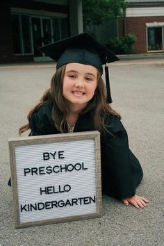 Graduation Picture Ideas Preschool, Graduation Picture Ideas Kindergarten, Preschool Class Picture Ideas, Child Graduation Pictures, Preschool Class Photo Ideas, Last Day Of Kindergarten Picture Ideas, Pre K Graduation Gifts From Parents, Pre Kindergarten Graduation Ideas, Graduation Pictures Elementary School