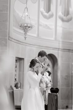 Catholic couple prays at their catholic wedding mass at Holy Rosary Catholic church in Indianapolis Catholic Church Wedding Photos, Catholic Wedding Photos, Catholic Engagement Photos, Latin Mass Wedding, Catholic Wedding Aesthetic, Family At Church, Catholic Wedding Photography, Catholic Wedding Dresses, Wedding Stairs