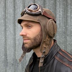 Relive the adventurous spirit of the aviation era with this leather aviator helmet made of genuine leather, antique/vintage brown color, for men, William model.This model is the ideal choice for men looking for a quality leather helmet that gives a unique vintage look. Unisex design.Iconic aviator style takes on new life in this antique finished brown leather aviator helmet. The rounds on each side recall the helmets of the first aviators where airplane pilots were heroes.Aviator goggles are a m Leather Motorcycle Helmet, Aviator Helmet, Aviator Costume, Aviator Cap, Aviator Goggles, Airplane Pilot, Aviator Hat, Soft Hats, Aviator Style