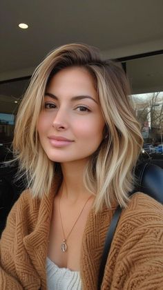 Brown Hair With Blonde Highlights Shoulder Length Hair, Mom Shoulder Length Hair, Lob Highlights Blondes, Short Hairstyle Women Shoulder Length Thick Hair, Short Hair Styles For Asian Women, Clavicle Hair Length, Short Hair Cuts For Oval Faces Women, Shoulder Length Bronde Balayage, Womens Medium Hairstyles