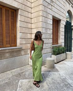 The Ultimate 9-Piece London Summer Capsule Wardrobe | Who What Wear UK Italian Summer Outfits, Tailored Clothes, European Summer Outfits, Fits Aesthetic, Summer Capsule Wardrobe, Fashion People, Ladies Of London, European Summer, Versatile Dresses