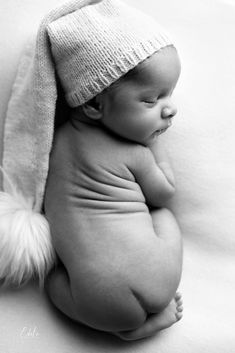 Photoshoot Ideas Newborn Photos In Basket, Newborn Diy Photoshoot, Diy Newborn Pictures At Home Poses, Newborn Photoshoot Ideas Boy, Newborn Poses Boy, Easy Newborn Photography, Infant Photoshoot Ideas, Easy Newborn Poses, Newborn Shoot At Home