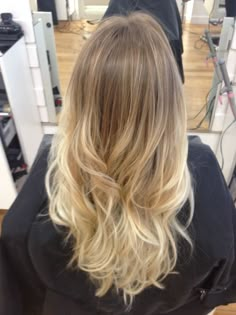 Bright Blonde Dark Roots, Blonde Hair Brown Roots, Beach Blonde Balayage, Light Brown Hair Styles, Brown Hair Styles, Blonde Light Brown Hair, Light Brown Hair Color, Light Brunette Hair, Brown Hair Inspiration