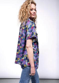 ✨ Upgrade your wardrobe with The Empower Button-Up from Wildfang! This versatile shirt makes a bold statement while keeping your look effortlessly chic. 🌟 Gender Neutral Clothes, Effortless Elegance, Covered Buttons, Feel Confident, Favorite Jeans, Wardrobe Essentials, Night Out, Jeans Size, Button Up