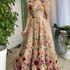 Brand New Floral Celebrity Dress * 3 D Flowers * Very Good Chest Support * Size 8, 10 Celebrity Style Dresses, Corak Bunga, Fest Outfits, 파티 드레스, Evening Dresses With Sleeves, Sweetheart Prom Dress, Dress Sleeve Styles, Embroidered Maxi Dress, فستان سهرة