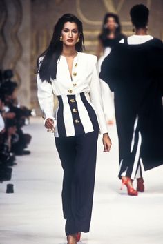 Yasmeen Ghauri, Valentino Runway, 90s Runway Fashion, Runway Fashion Couture, Runway Outfits, 80s And 90s Fashion, Design Moda, Paris Mode, Mode Inspo