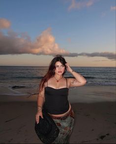 Curvy Girl Beach Outfit, Mid Size Outfits, Midsize Outfits, Midsize Fashion, Curvy Model, Mid Size, How To Pose, Curvy Outfits