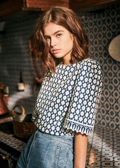 Mode Poses, Embroidered Blouse, Fashion Inspo Outfits, Chic Style, A Woman, Dresser