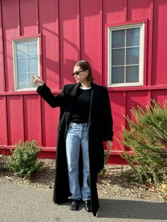 Hailey Bieber Fall and Holiday Style Long Black Coat Outfit, Dresses For Apple Shape, Hailey Rhode, Long Black Coat, Hailey Baldwin