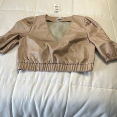 Never Worn Cropped Elastic Waist Top. Great With High Waisted Jeans, Shorts, Or Leggings. Green Tube Top, Neutral Tops, Cropped Crewneck, Ruffle Crop Top, Front Tie Shirt, Black And White Tops, Ribbed Crop Top, Mesh Sleeves, Long Crop Top