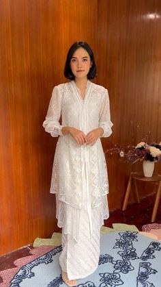 White Kebaya Wedding, Outfit Hari Raya, White Kebaya, Ootd Kondangan Simple, White Dress Engagement, Kebaya Tulle, Kebaya Simple, Dress Brokat Modern, Model Dress Kebaya