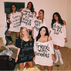 Group halloween costume with your besties. List Of Halloween Costumes, Diy Group Halloween Costumes, Meme Costume, Creative Costume, Halloween Group, Halloween Creative, Bff Halloween Costumes