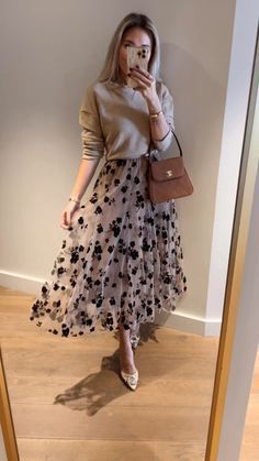 Mauve Midi Skirt, Spring Midi Skirt Outfit, Cute Long Skirt Outfits, Long Floral Skirt Outfit, Romantic Outfits For Women, Tulle Midi Skirt Outfit, Skirt Styling Ideas, Flower Skirt Outfit, Elegant Skirt Outfits