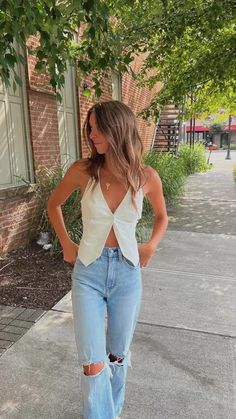 Dinner Outfit Europe, Spring Outfit Inspo 2023 Casual, Summer Bar Fits, Simple Timeless Outfits, Casual Summer Bar Outfits, Warm Weather College Outfits, Cute Casual Dinner Outfits Summer, Cute Dinner Outfits Summer, Call Outfits 2023