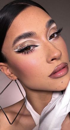 Makeup White Outfit Makeup, Christmas Party Makeup Classy, Club Makeup Night, White Eyeliner Makeup Looks, White Makeup Aesthetic, Creative Eye Makeup Looks, Makeup For White Dress, Club Makeup, Black And White Makeup