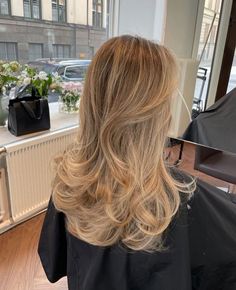 Pretty Ash Blonde Hair, Blonde With Mocha Lowlights, Blond Hilights On Blond Hair, Level 7 Lived In Blonde, Golden Blonde Layered Hair, Long Layers And Angles Haircuts, Highlights On Light Brown, Filipa Moulier Hair, Baliage Hair 2023