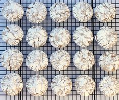 there are many cookies that have been made to look like snow flakes on a cooling rack