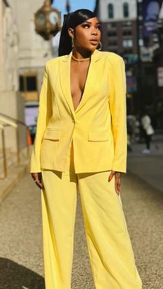 Monochromatic Outfit Plus Size, Style Yellow Pants, Summer Evening Outfit, Yellow Outfits, Fits Inspiration, Spring Trends Outfits, Monochromatic Outfit, Professional Headshots, Yellow Pants