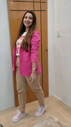 Blazer Fiusha Outfit, Blazer Rosa Outfit, Pink Blazer Outfit Casual, Fucsia Outfit, Semi Casual Outfit, Blazer Rosa, Casual Oufits, Outfits Con Jeans, Blazer Outfits Casual