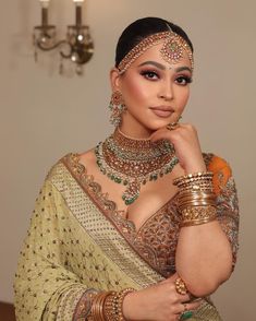 Indian Bride Poses, Nigerian Recipes, Bridal Makeup Images, Makeup Images, Indian Bridal Photos, Asian Bridal Dresses, Trendy Blouse, Jewellery Indian, Royal Brides