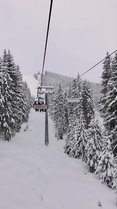 Ski lifts
Trees 
Snow
Aesthetic 
Aesthetic skiing 
Snow lift Ski Lift Pictures, Ski Lift Aesthetic, Ski Background, Skiing Wallpaper, Ski Girl Aesthetic, Girls Ski Trip, Ski Pics, Winter Town