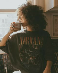 Short Curly Brown Hair Aesthetic, Curly Hair Character Art, Nirvana Unplugged, Woman Aesthetic, Beautiful Curly Hair, Aesthetic People, Foto Art, Hair Reference, Dream Hair