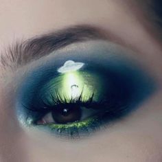 Alien Eyeshadow Looks, Alien Themed Makeup, Alien Aesthetic Makeup, Alien Eyeliner, Alien Inspired Makeup, Space Eye Makeup, Alien Eye Makeup, Astronaut Makeup, Space Themed Makeup