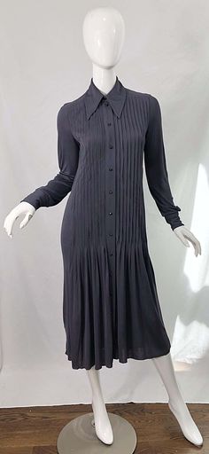 For Sale on 1stDibs - MARC JACOBS for BERGDORF GOODMAN early 2000s 1920s flapper style grey shirt dress ! Features a pleated bodice with a drop waist. Buttons up the front and Casual 1920s Outfit, 1920s Fashion Women Casual, 1920s Outfit, 1920s Fashion Dresses, 1920s Fashion Women, Grey Shirt Dress, 1920 Fashion, Shirtwaist Dress, 1920s Flapper