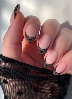 French Nail Designs Valentines Day, Transparent Tips Nails, Non Pink Valentines Nails, Black Heart French Tip Nails, Nail Design Transparent, Black French Tip Valentines Nails, Nails Red Ideas Art Designs, Black French Tip Nail Art, Emo Valentines Day Nails