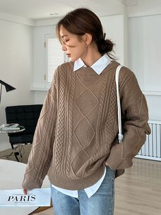 Brown Cable Knit Sweater Outfit, Brown Knitted Sweater Outfit, Oversized Knitted Sweaters Outfit, Knitwear Outfit Ideas, Korea Outfits, Light Jeans Outfit, Cable Knit Sweater Outfit, Knitted Top Outfit, Japan Honeymoon