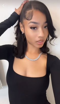 Easy Baddie Hairstyles Short Hair Straight, Shoulder Length Baddie Hairstyles, Baddie Hair Accessories, Short Hair Baddie Aesthetic, Baddies With Short Hair, Short Baddie Hairstyles, Formal Hairstyles, Hair Ponytail Styles, Ponytail Styles