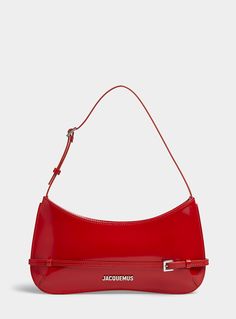 Designers > Femme > Accessoires Jacquemus - Le sac à main à ceinture Bisou Jacquemus Dans une silhouette à la ligne pure fabuleusement tendance, le sac Bisou s'inscrit audacieusement dans l'air du temps, ici présenté dans sa forme à fine ceinture ton sur ton. À porter sous l'épaule dans une expression typiquement années 2000, il s'agit de l'accessoire minimaliste par excellence, prêt à sublimer vos ensembles de son caractère emprunté à cette esthétique signature de Jacquemus, faite de formes sob Minimalist Accessories, Cute Handbags, Stylish Bag, Bags Designer Fashion, Luggage Bags