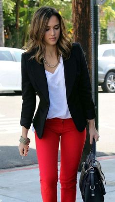 Red Jeans Outfit, Outfit Pantalon Rojo, Red Pants Outfit, Red And Black Outfits, Looks Pinterest, Office Outfits Women, Outfit Jeans