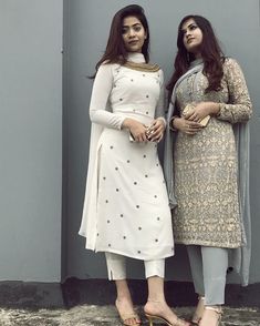 Image may contain: 2 people, people standing Projek Menjahit, Indian Kurti Designs, Chique Outfit, Kameez Designs, Pani Puri, Indian Designer Suits, Afrikaanse Mode, Salwar Designs, Long Kurti Designs