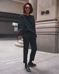 Mode Monochrome, Outfit Nero, Minimalist Moda, Look Retro, Sweater Dresses, Skirt Sets, All Black Outfit, Mode Inspo