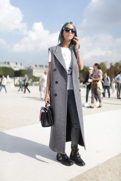 They Are Wearing: Paris Fashion Week - Slideshow - WWD.com Sleeveless Coat Outfit, Wool Coat Outfit, Oversized Wool Coat, Paris Fashion Week Street Style, Winter Stil, Looks Street Style, Ținută Casual